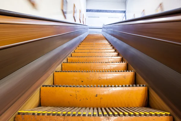 Eine Rolltreppe aus Holz — Stockfoto
