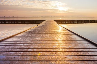 Göl kenarında geçit