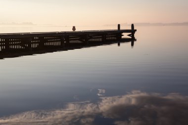 Göl kenarında geçit