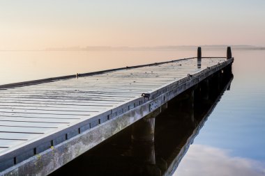 Göl kenarında geçit