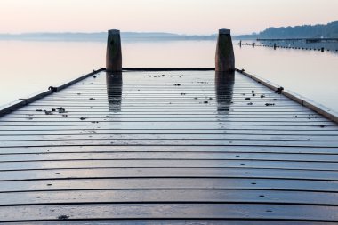 Göl kenarında geçit