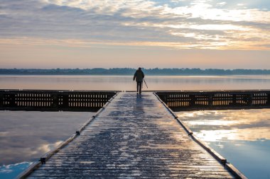 Göl kenarında geçit