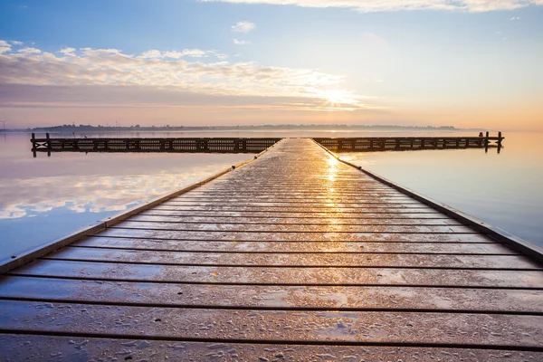 Loopbrug op Lake — Stockfoto