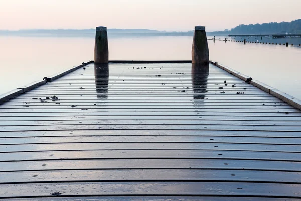 Göl kenarında geçit