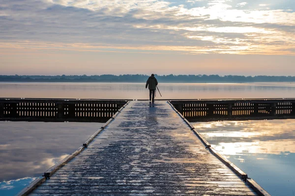 Göl kenarında geçit