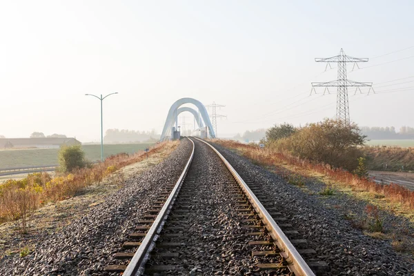 Ferroviária ao longo do campo — Fotografia de Stock