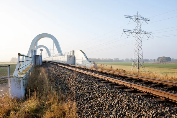 Ferroviária ao longo do campo — Fotografia de Stock