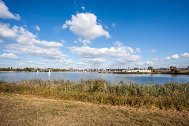 büyük bir göl ile deniz araçları