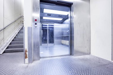 bir tünelde bir metal merdiven