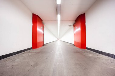 trafiğe kapalı bisiklet tünel whit acil kapılar
