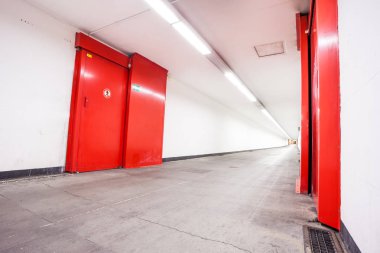 trafiğe kapalı bisiklet tünel whit acil kapılar