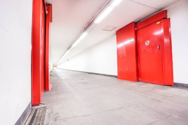 trafiğe kapalı bisiklet tünel whit acil kapılar