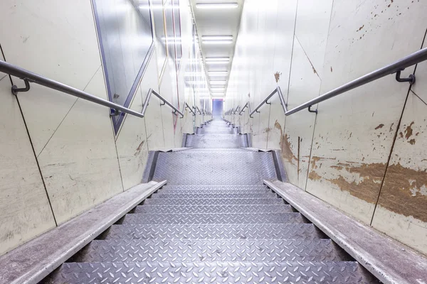 Metalowe schody w tunelu — Zdjęcie stockowe