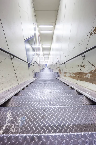 Uma escadaria de metal num túnel — Fotografia de Stock