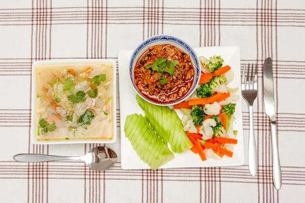 Thailändisches Essen auf einem Teller — Stockfoto