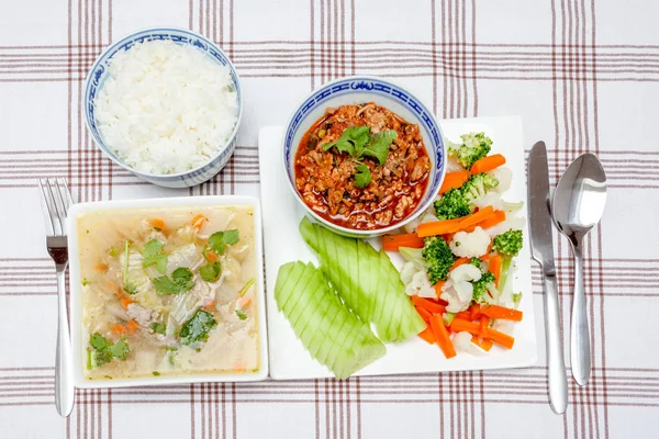 Thailändisches Essen auf einem Teller — Stockfoto