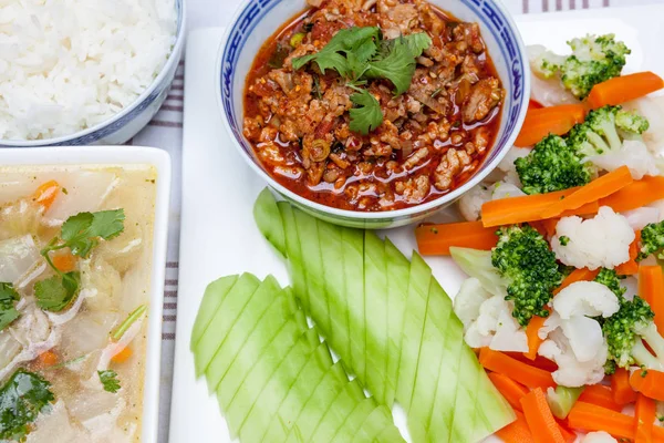 Thailändisches Essen auf einem Teller — Stockfoto