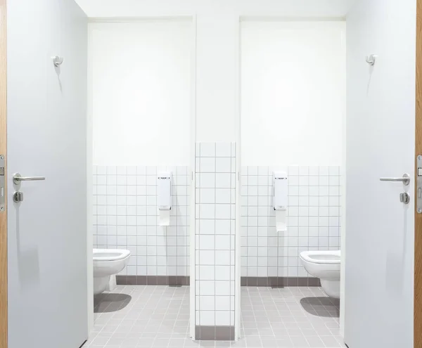 Двери из туалетов — стоковое фото
