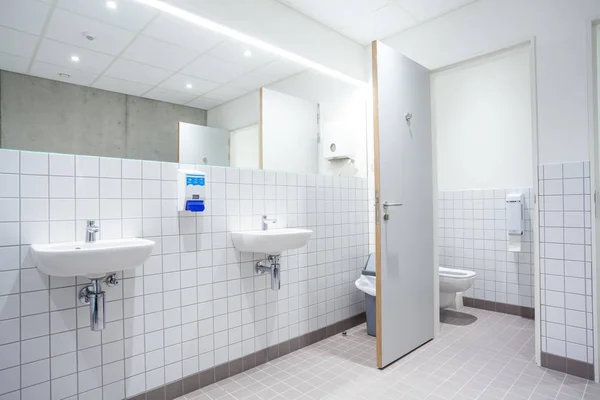 Dörrar från toaletter och handfat — Stockfoto
