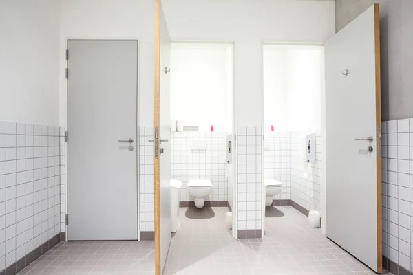 Toalett for menn og dusj – stockfoto