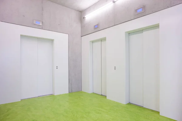 Три закрытых лифта в холле — стоковое фото