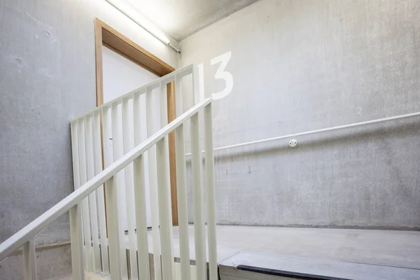Bir binada merdiven — Stok fotoğraf