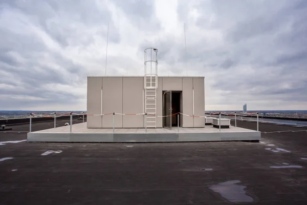 Yüksek bir binanın çatısında — Stok fotoğraf