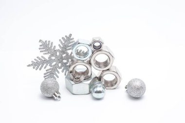 çeşitli demir cıvata ve Noel topları