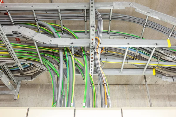 Sarı ve yeşil toprak kablosu ile elektrik kabloları