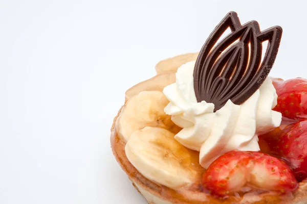 Tarta de frutas en el plato —  Fotos de Stock