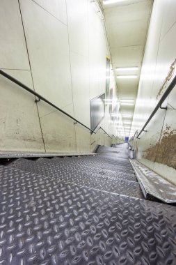 bir tünelde bir metal merdiven