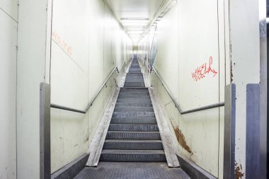 bir tünelde bir metal merdiven