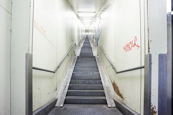 Una escalera de metal en un túnel —  Fotos de Stock