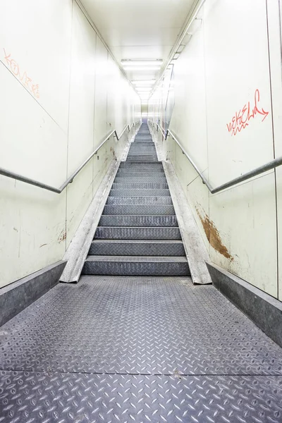 Uma escadaria de metal num túnel — Fotografia de Stock