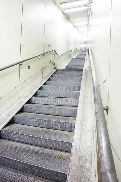 Metalowe schody w tunelu — Zdjęcie stockowe