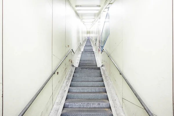 Uma escadaria de metal num túnel — Fotografia de Stock
