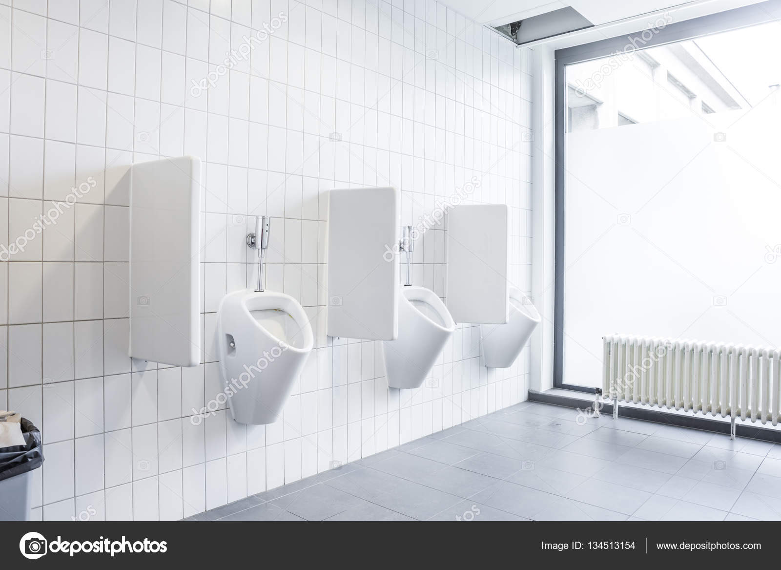 Urinario De La Pared Fotos De Stock C Denboma 134513154