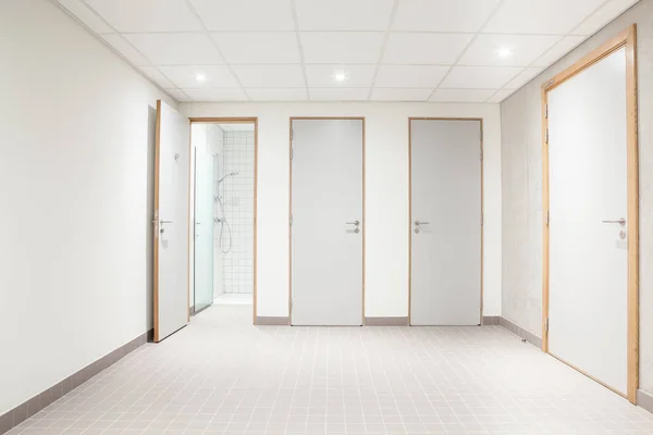 Offentlig toalett för män och dusch — Stockfoto