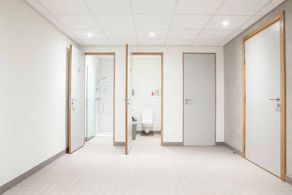 Громадський туалет для чоловіків і душу — стокове фото