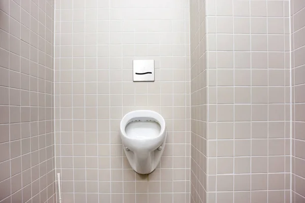 Urinal di dinding — Stok Foto