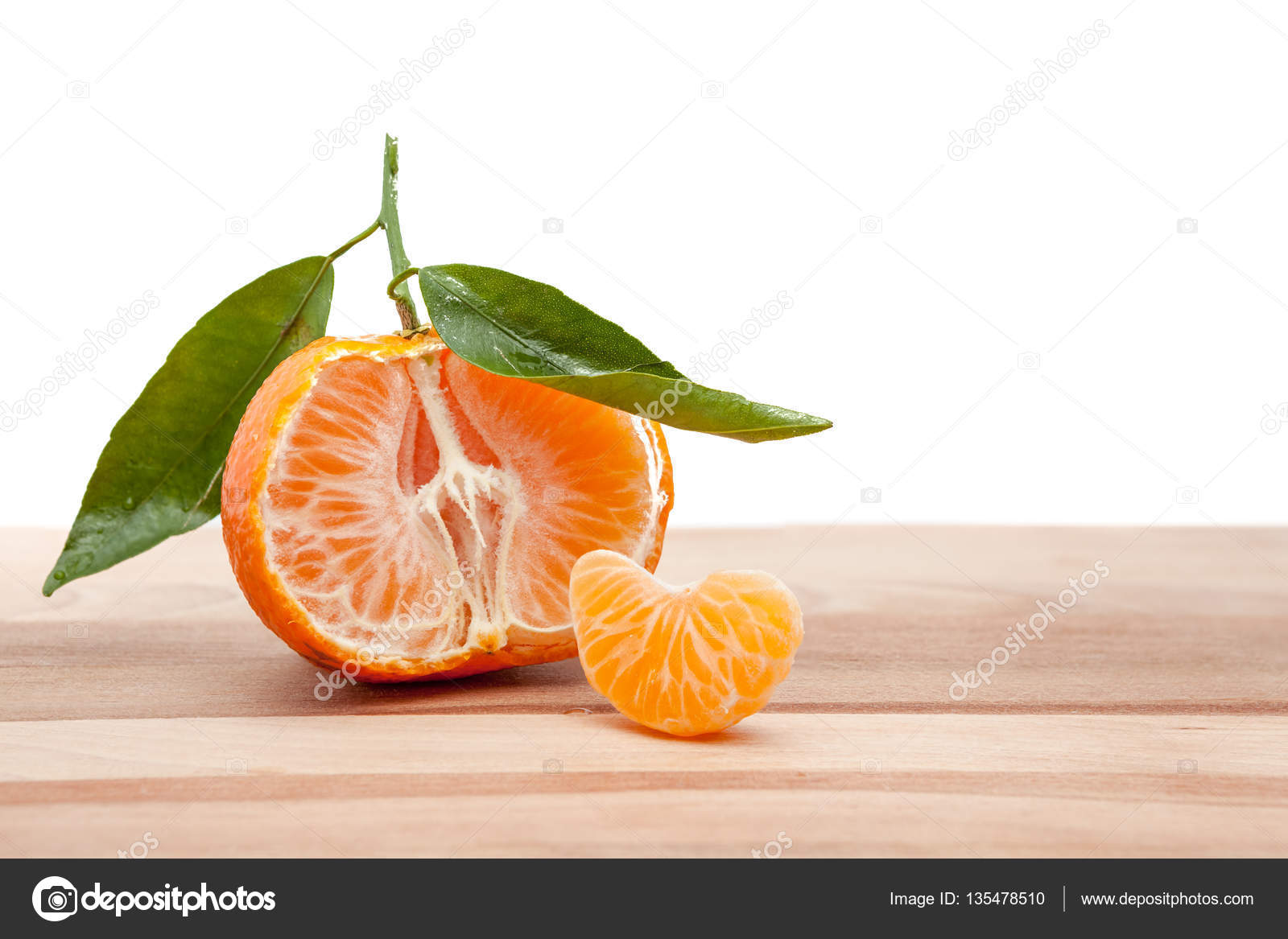 https://st3.depositphotos.com/1937019/13547/i/1600/depositphotos_135478510-stock-photo-half-tangerine-whit-leaf.jpg