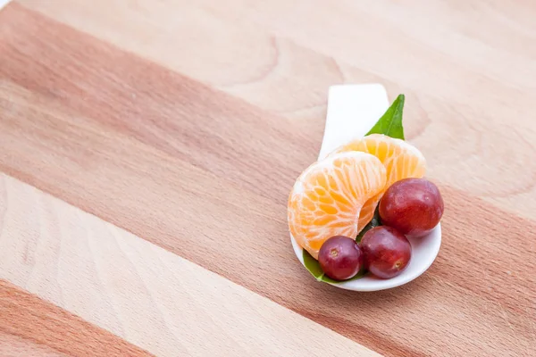 Mandarynki i słodkie winogrona — Zdjęcie stockowe