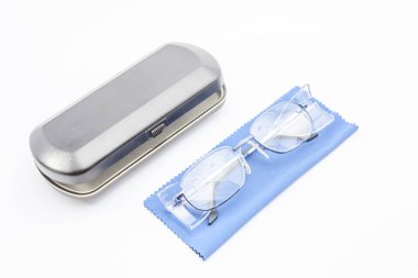 Koruyucu gözlük çantası ile birlikte çalışma