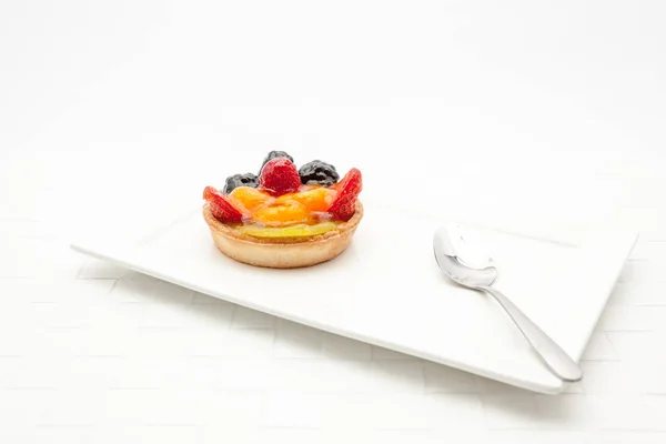 皿の上のフルーツのタルト — ストック写真