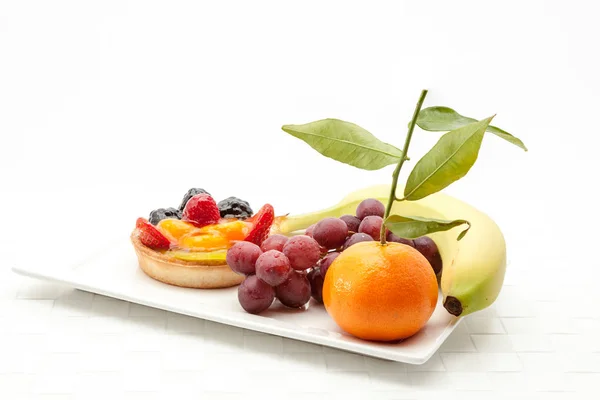 Tarta de frutas en el plato —  Fotos de Stock