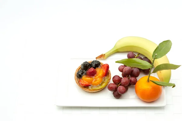 Torta de frutas no prato — Fotografia de Stock