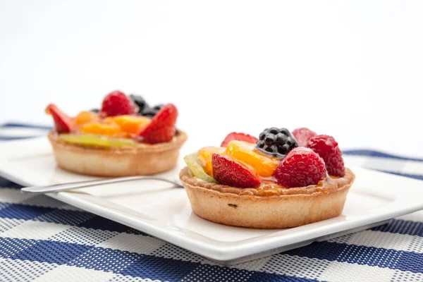 Frukt tart på tallrik — Stockfoto