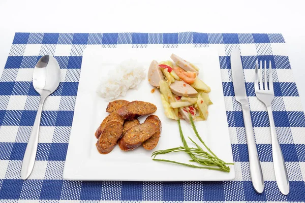 Thailändischer Salat mit Gurken und würziger Wurst und Dampfreis — Stockfoto