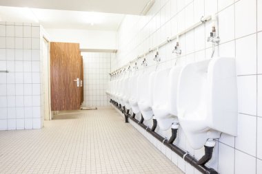 pisuar ve tuvalet kapıları