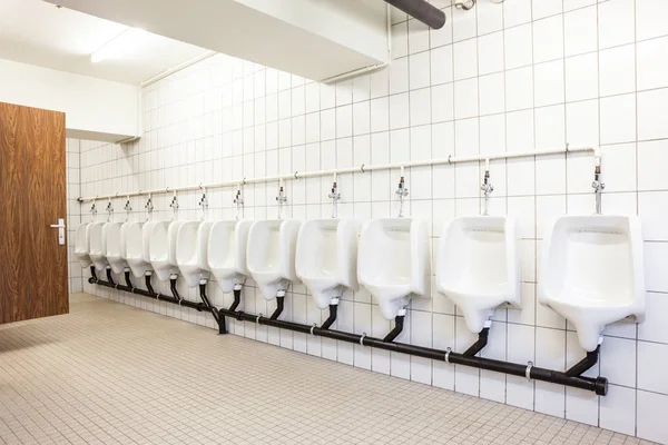 Pissoir und Toilettentüren — Stockfoto